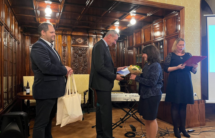 f921385e-b3b6-45bd-bdc8-d6ec688dba3b